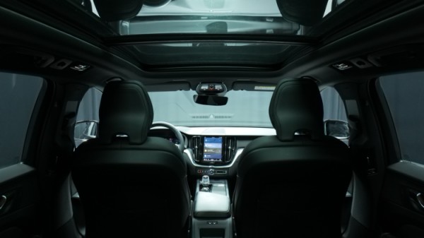 Esittelykuva Volvo XC60 kevythybridiautosta.