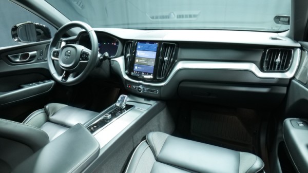 Esittelykuva Volvo XC60 kevythybridiautosta.