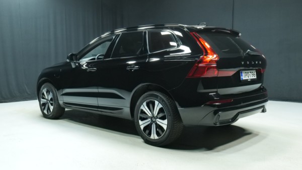 Esittelykuva Volvo XC60 kevythybridiautosta.