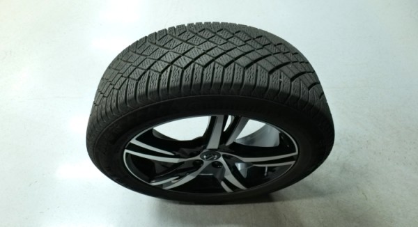 Esittelykuva Volvo XC60 kevythybridiautosta.