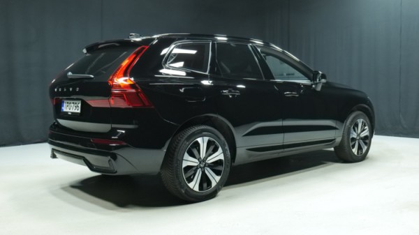 Esittelykuva Volvo XC60 kevythybridiautosta.