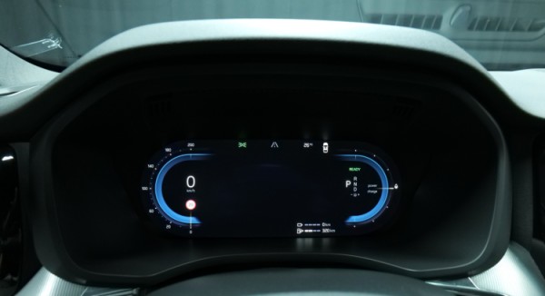 Esittelykuva Volvo XC60 kevythybridiautosta.