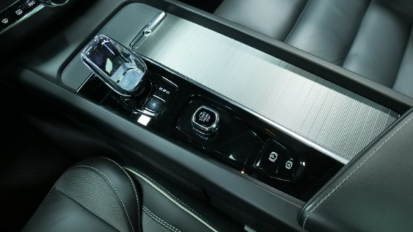 Esittelykuva Volvo XC60 kevythybridiautosta.