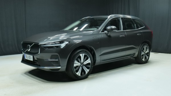 Esittelykuva Volvo XC60 kevythybridiautosta.