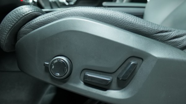 Esittelykuva Volvo XC60 kevythybridiautosta.