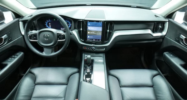 Esittelykuva Volvo XC60 kevythybridiautosta.