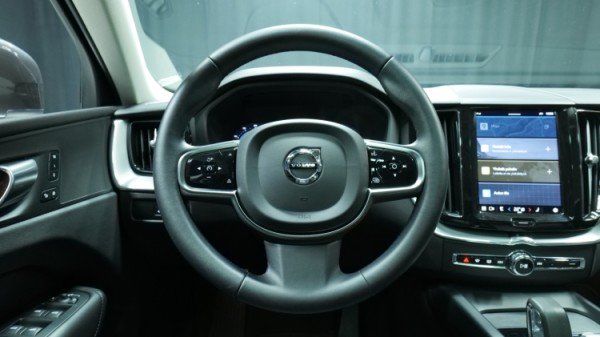 Esittelykuva Volvo XC60 kevythybridiautosta.