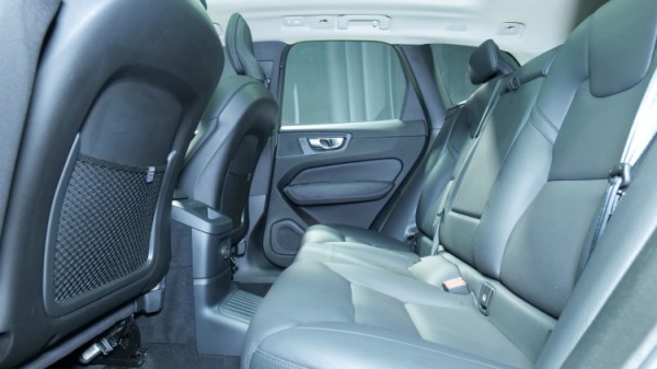 Esittelykuva Volvo XC60 kevythybridiautosta.