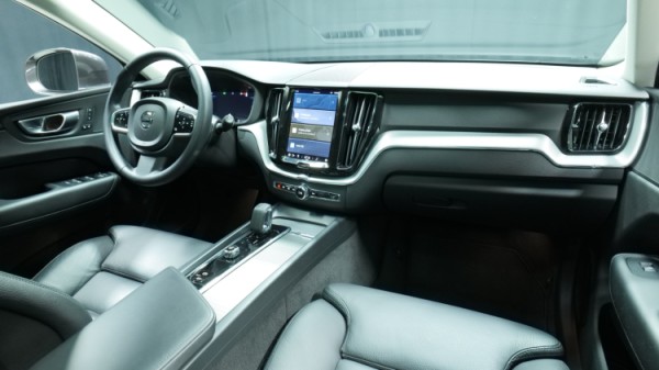 Esittelykuva Volvo XC60 kevythybridiautosta.