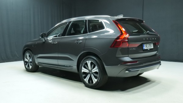 Esittelykuva Volvo XC60 kevythybridiautosta.
