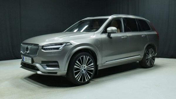 Esittelykuva Volvo XC90 kevythybridiautosta.