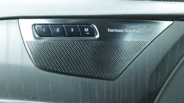 Esittelykuva Volvo XC90 kevythybridiautosta.