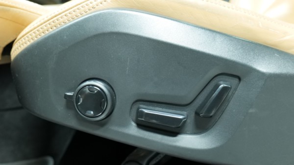 Esittelykuva Volvo XC90 kevythybridiautosta.