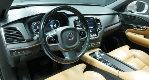 Esittelykuva Volvo XC90 kevythybridiautosta.