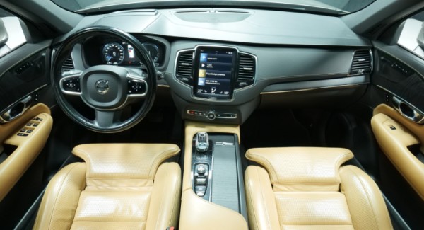 Esittelykuva Volvo XC90 kevythybridiautosta.