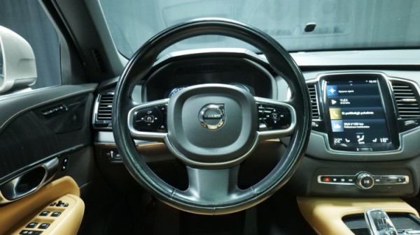 Esittelykuva Volvo XC90 kevythybridiautosta.