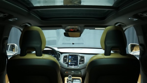 Esittelykuva Volvo XC90 kevythybridiautosta.