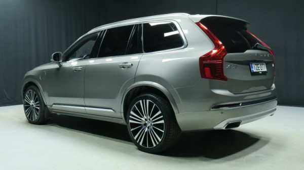 Esittelykuva Volvo XC90 kevythybridiautosta.