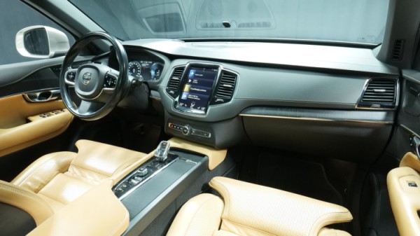 Esittelykuva Volvo XC90 kevythybridiautosta.