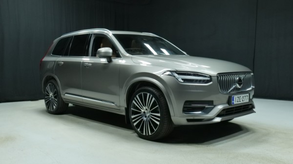 Esittelykuva Volvo XC90 kevythybridiautosta.