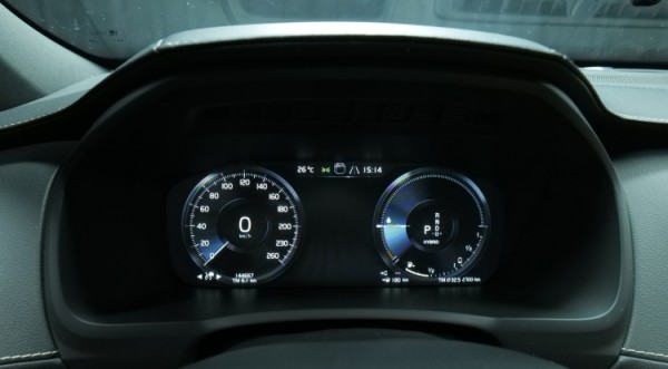 Esittelykuva Volvo XC90 kevythybridiautosta.