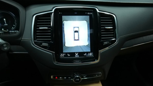 Esittelykuva Volvo XC90 kevythybridiautosta.