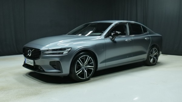 Esittelykuva Volvo S60 kevythybridiautosta.