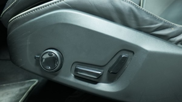 Esittelykuva Volvo S60 kevythybridiautosta.