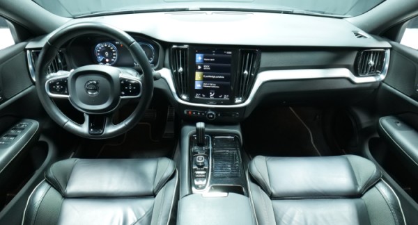 Esittelykuva Volvo S60 kevythybridiautosta.