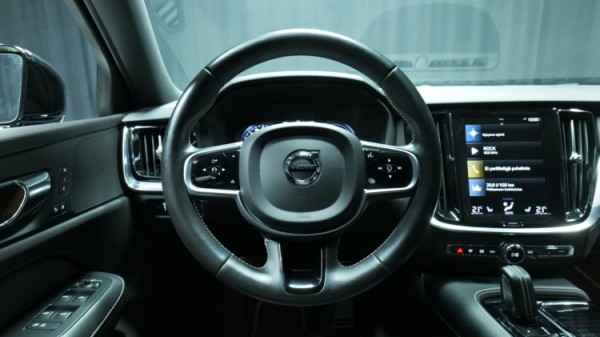 Esittelykuva Volvo S60 kevythybridiautosta.