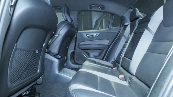 Esittelykuva Volvo S60 kevythybridiautosta.
