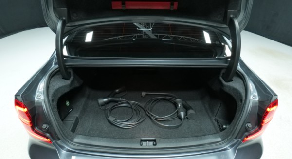 Esittelykuva Volvo S60 kevythybridiautosta.
