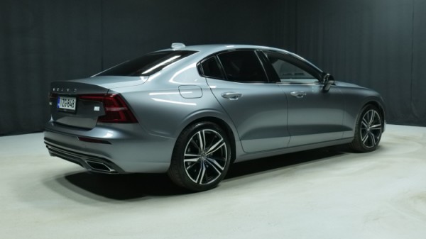 Esittelykuva Volvo S60 kevythybridiautosta.