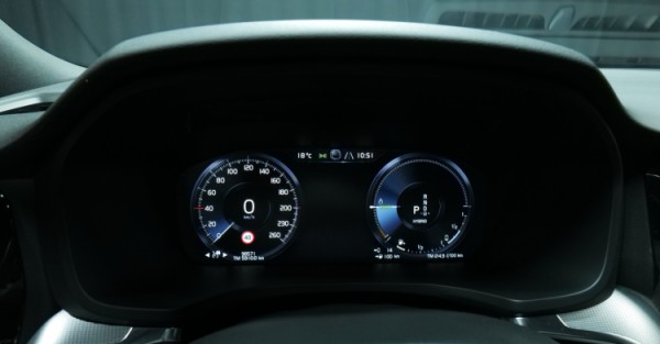 Esittelykuva Volvo S60 kevythybridiautosta.