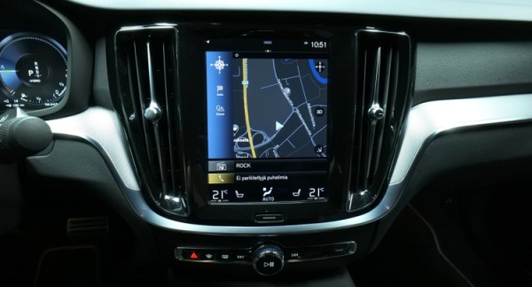 Esittelykuva Volvo S60 kevythybridiautosta.