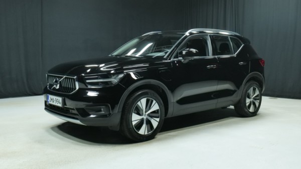Esittelykuva Volvo XC40 kevythybridiautosta.