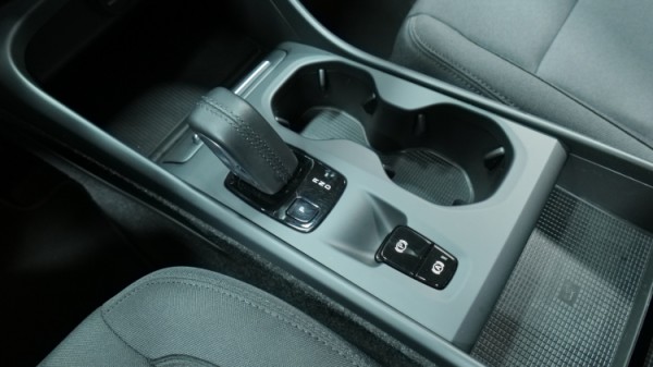 Esittelykuva Volvo XC40 kevythybridiautosta.