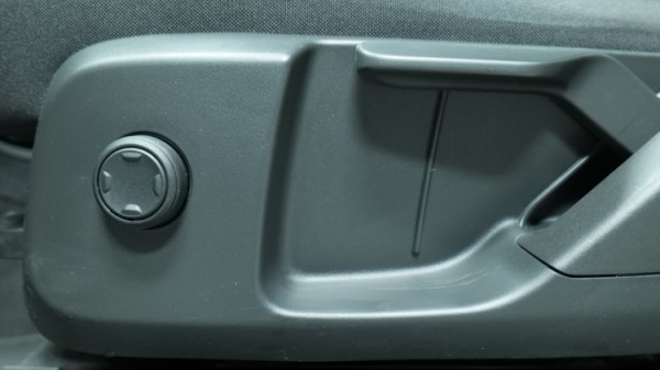 Esittelykuva Volvo XC40 kevythybridiautosta.