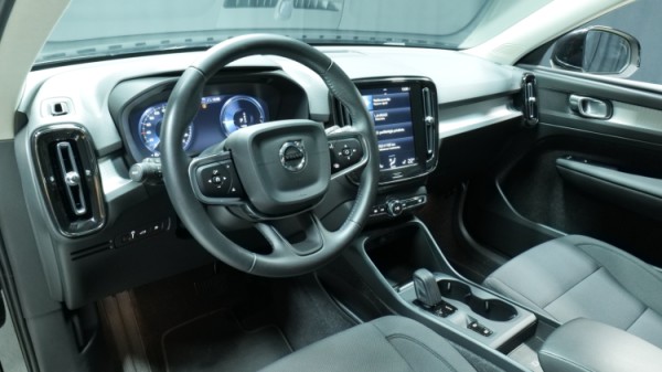 Esittelykuva Volvo XC40 kevythybridiautosta.
