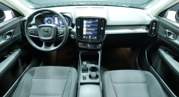 Esittelykuva Volvo XC40 kevythybridiautosta.