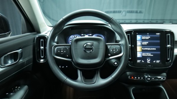 Esittelykuva Volvo XC40 kevythybridiautosta.