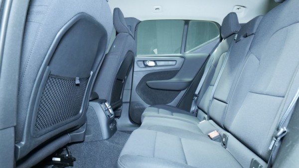 Esittelykuva Volvo XC40 kevythybridiautosta.