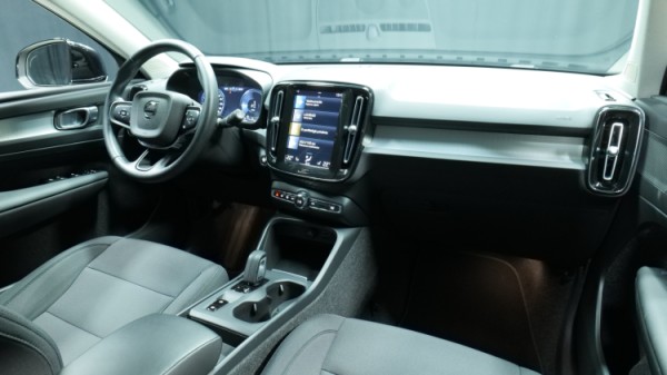 Esittelykuva Volvo XC40 kevythybridiautosta.