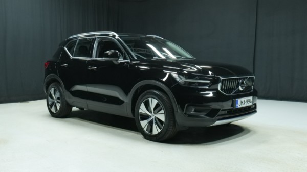 Esittelykuva Volvo XC40 kevythybridiautosta.