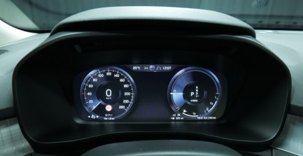 Esittelykuva Volvo XC40 kevythybridiautosta.