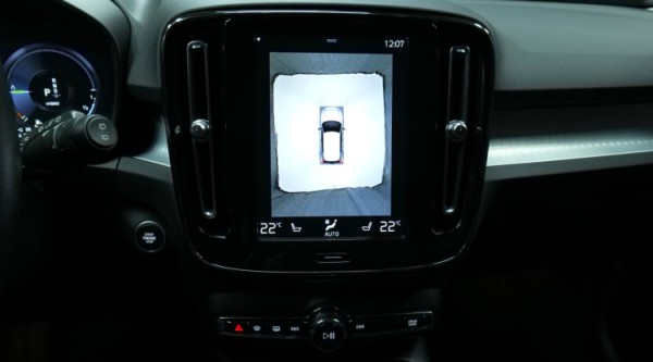 Esittelykuva Volvo XC40 kevythybridiautosta.