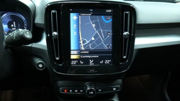 Esittelykuva Volvo XC40 kevythybridiautosta.