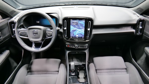 Esittelykuva Volvo C40 täyssähköautosta.