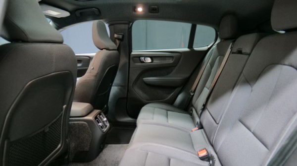 Esittelykuva Volvo C40 täyssähköautosta.