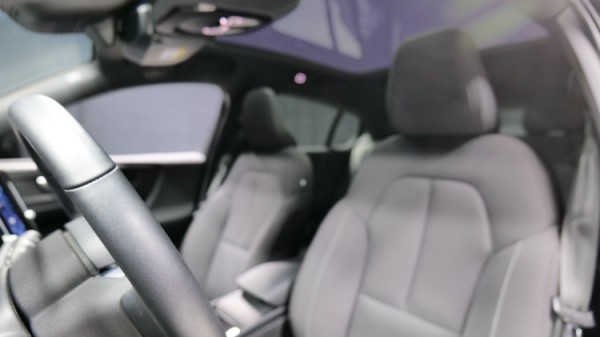 Esittelykuva Volvo C40 täyssähköautosta.